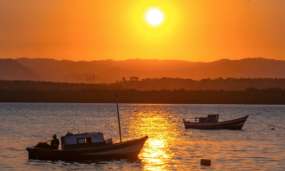 A Ilha das Caieiras é um dos lugares para assistir o pôr do Sol na Grande Vitória. Foto: Reprodução/Instagram/@ilhadascaieiras