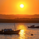 A Ilha das Caieiras é um dos lugares para assistir o pôr do Sol na Grande Vitória. Foto: Reprodução/Instagram/@ilhadascaieiras