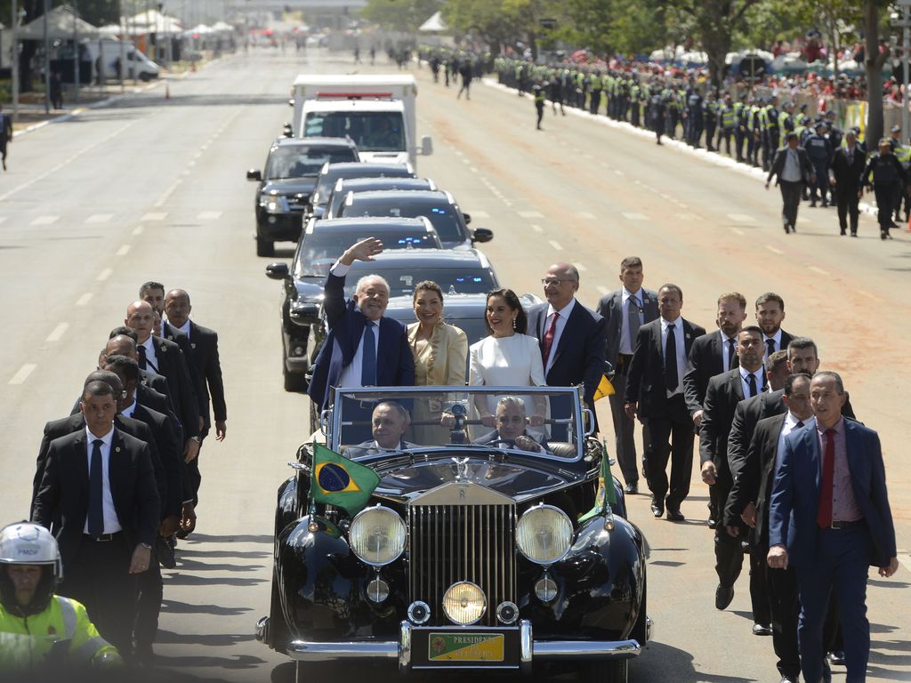 O presidente eleito do Brasil, Luiz Inácio Lula da Silva, a primeira-dama Rosângela Lula da Silva (Janja), a vice primeira-dama, Maria Lúcia Guimarães Ribeiro Alckmin, e o vice-presidente, Geraldo Alckmin, desfilam no Rolls-Royce presidencial. Foto: Tomaz Silva/Agência Brasil