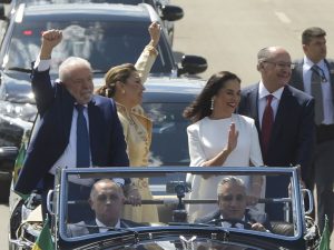 O presidente eleito do Brasil, Luiz Inácio Lula da Silva, a primeira-dama Rosângela Lula da Silva (Janja), a vice primeira-dama, Maria Lúcia Guimarães Ribeiro Alckmin, e o vice-presidente, Geraldo Alckmin, desfilam no Rolls-Royce presidencial. Foto: Tomaz Silva/Agência Brasil