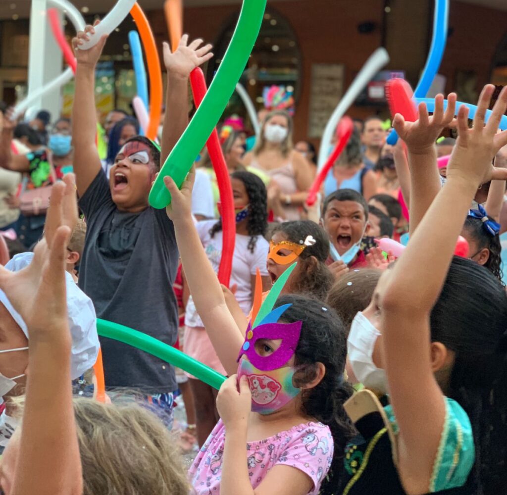 Crianças durante recreação de carnaval no Shopping Mestre Álvaro. Elas estão fantasiadas e com balões