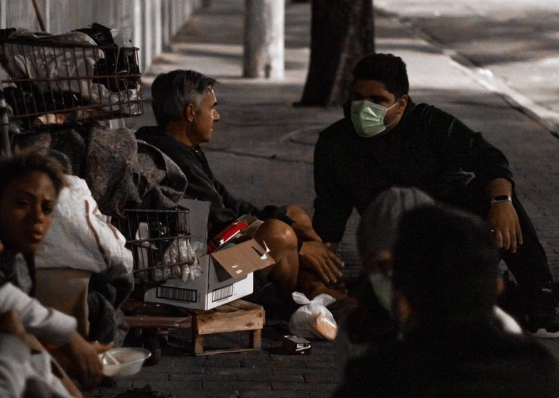 VIX Invisível em ação com moradores em situação de rua. Foto: Divulgação/Vix Invisível