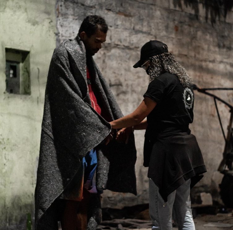 VIX Invisível em ação com moradores em situação de rua. Foto: Divulgação/Vix Invisível