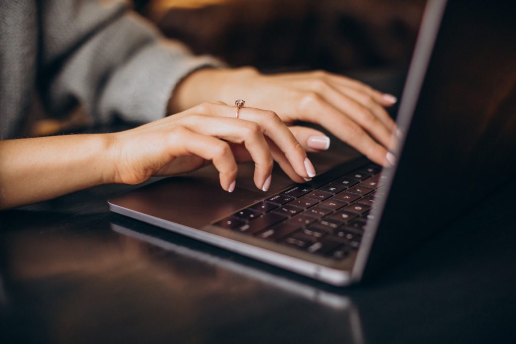 computador; notebook; tecnologia; administração pública