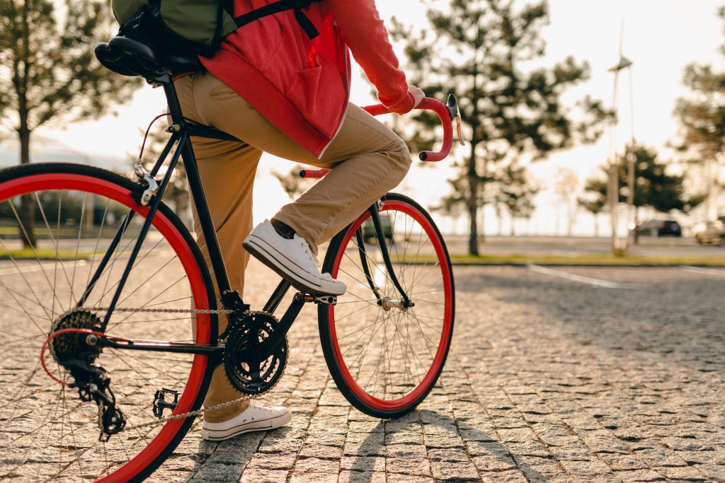 Ciclista; bicicleta; mobilidade urbana. Foto: FreePik