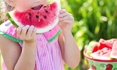 Criança comendo fruta. Foto: Pixabay