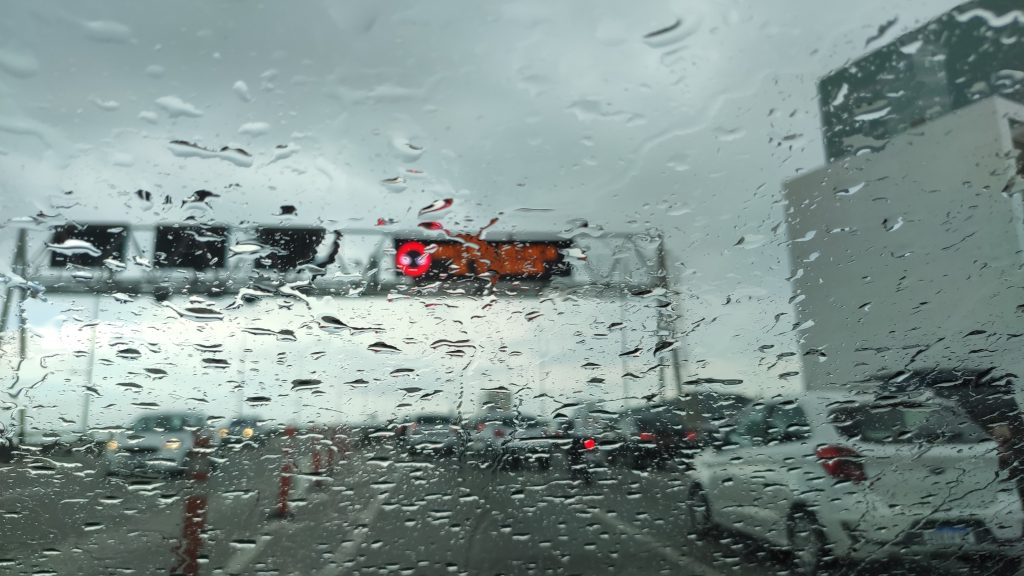 Chuva forte no vidro do carro passando pela subida da Terceira Ponte nos sentido Vila Velha. É para indicar a previsão do tempo para os próximos dias