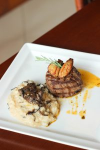 Enseada Mediterrâneo - tornedor de filé mignon e risoto de cogumelos. Foto: Divulgação