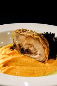 Hotel Senac - Porchetta recheada de cogumelos frescos acompanhado de purê rústico de abóbora e crispy de couve. Foto: Divulgação