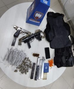 Jovem é preso com pistola da PF argentina em Cariacica. Foto: Divulgação/PM