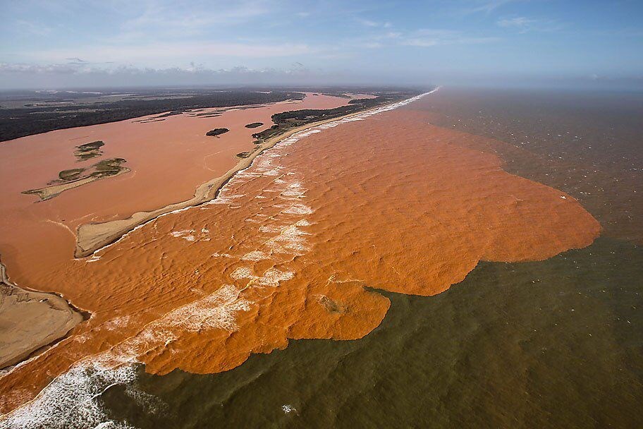 A lama da barragem de Mariana atingiu o litoral norte do Espírito Santo