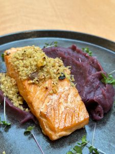Tanti Affetti - salmão grelhado acompanhado de purê de batata roxa e molho cítrico. Foto: Divulgação