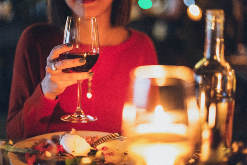 Confira uma seleção de 'vinhos de supermercado' para o Dia das Mães. Foto: Elina Sazonova/Pexels