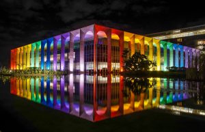 Orgulho LGBTQIA+: Palácio do Itamaraty é iluminado com cores da bandeira que representa diversidade. Foto: Rafa Neddermeyer/Agência Brasil