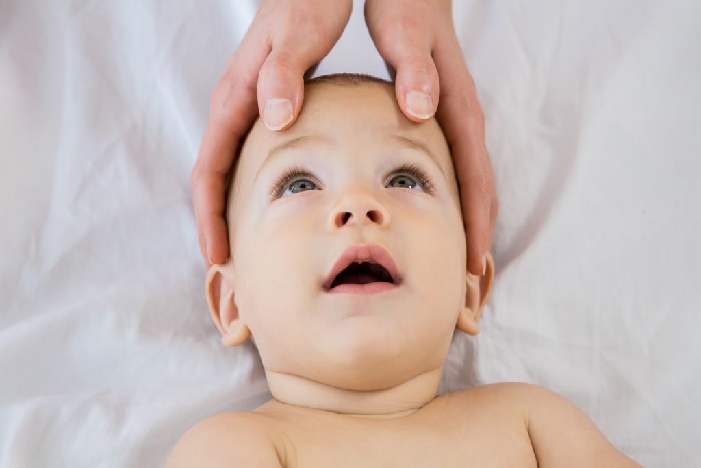 Acupuntura sem agulhas ajuda a promover o relaxamento e alívio do estresse dos bebês. Foto: peoplecreations/ Freepik