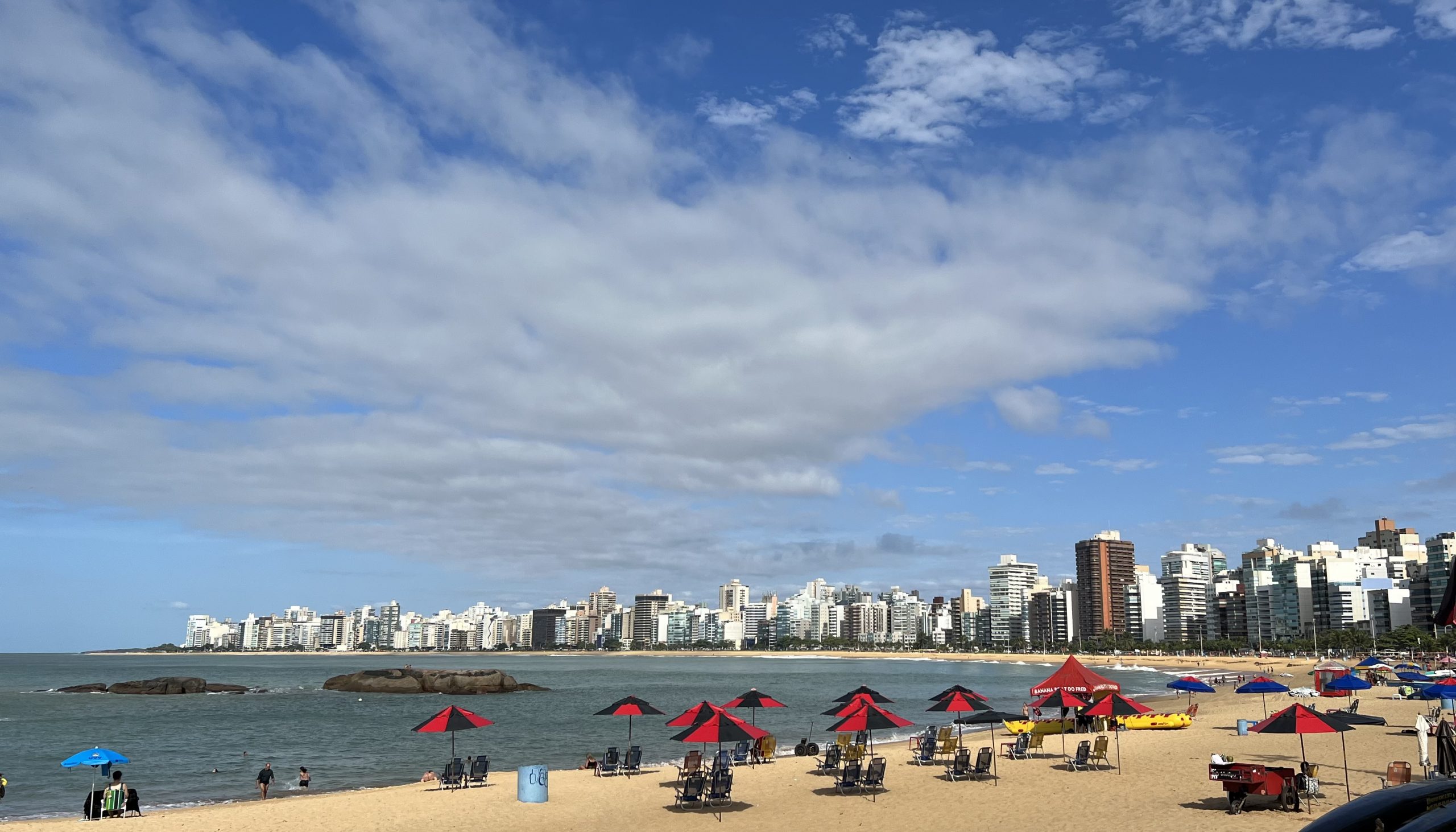 Dia de sol na Praia da Costa. Céu claro