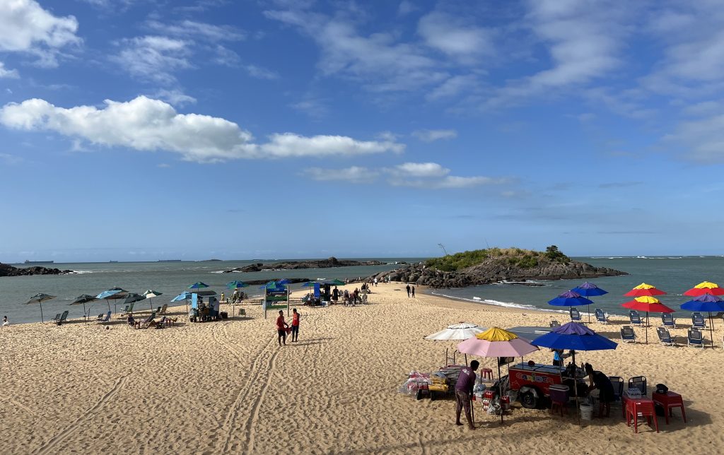Dia de sol na Praia da Costa. Céu Claro