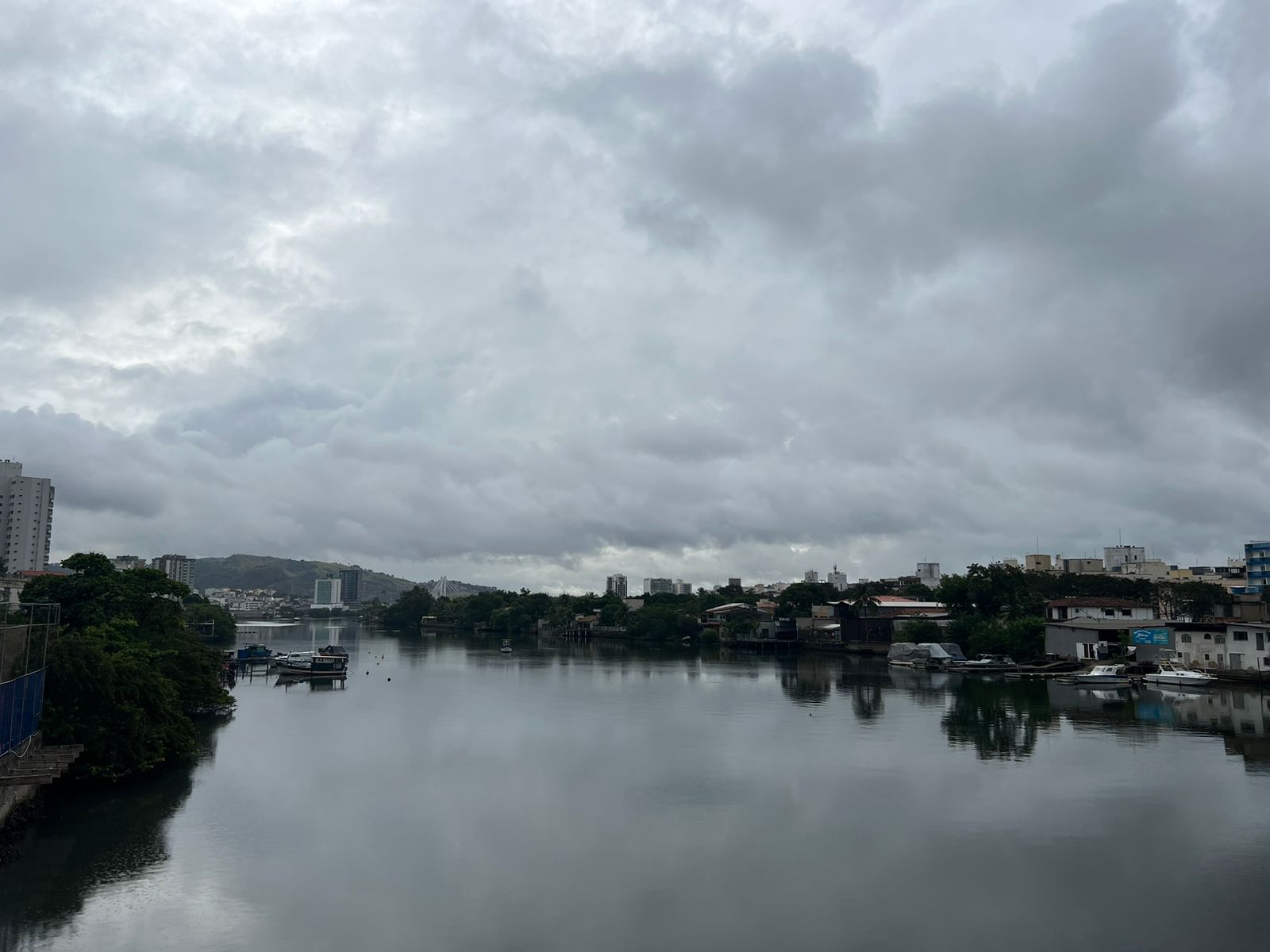 Canal de Camburi. Dia nublado em Vitória.