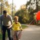 Crianças que passeiam ao ar livre dormem melhor e ficam mais tranquilas. Foto: Freepik