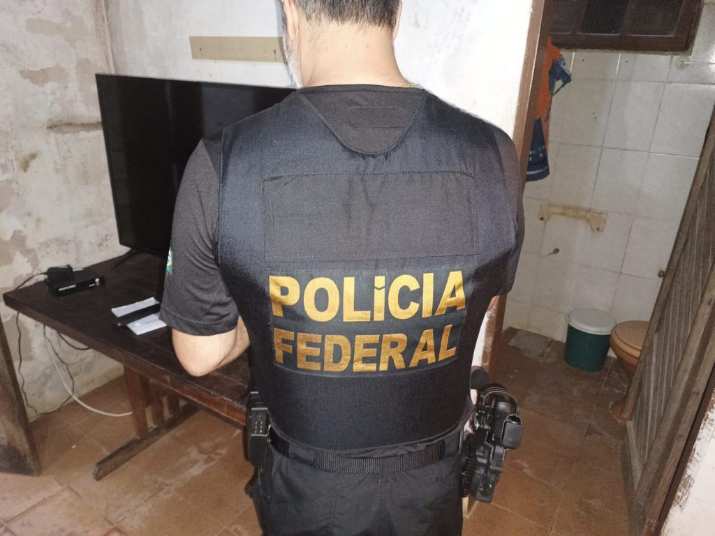 PF prende jovem suspeito de venda de pornografia infantil.