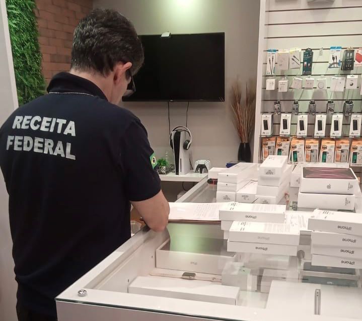 Receita Federal apreende quase R$ 200 mil em eletrônicos de loja em Vila Velha.