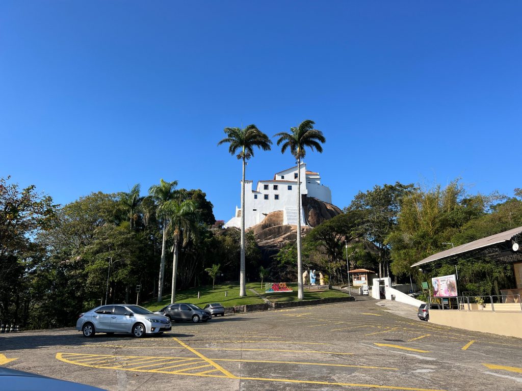 Céu azul, dia ensolarado. Sol. Previsão do tempo