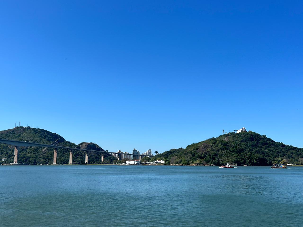 Convento da Penha e Terceira Ponte. Sol, céu azul.