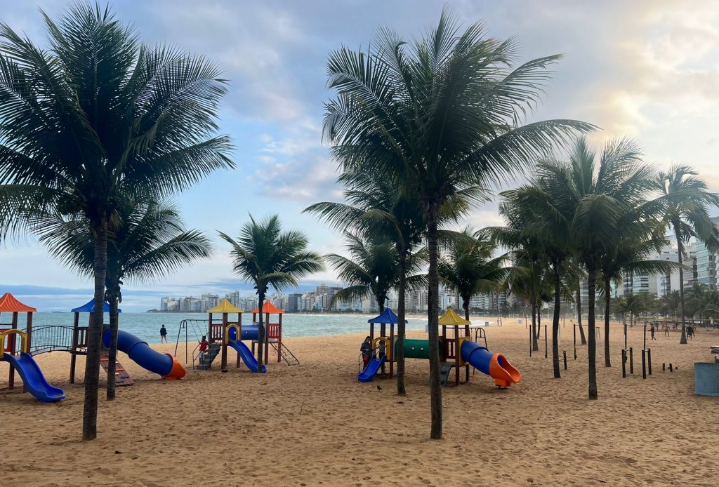 Dia nublado na Praia da Costa. Chuva