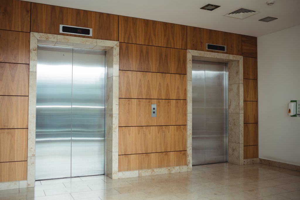 Nova lei no Espírito Santo proíbe fazer diferença entre elevador social e de serviço. Foto: Freepik