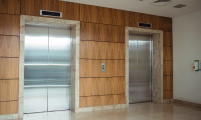Nova lei no Espírito Santo proíbe fazer diferença entre elevador social e de serviço. Foto: Freepik