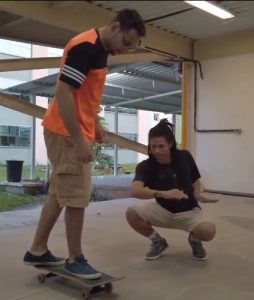 Aula de skate para alunos com deficiência. Foto: Divulgação/Ufes
