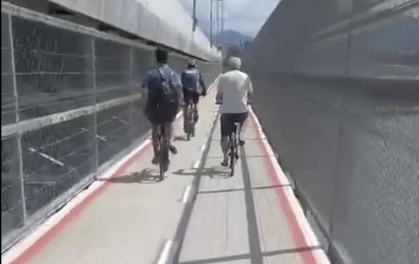 Ciclista cai em avenida e por um triz não vai parar debaixo de