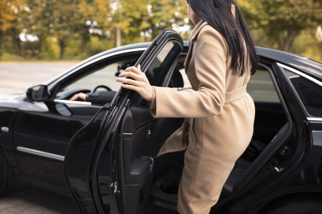Entrar no carro. Foto: FreePik