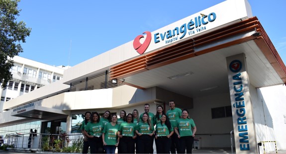 Equipe de profissionais do Hospital Evangélico de Vila Velha com a camisa da caminhada. Foto: Divulgação