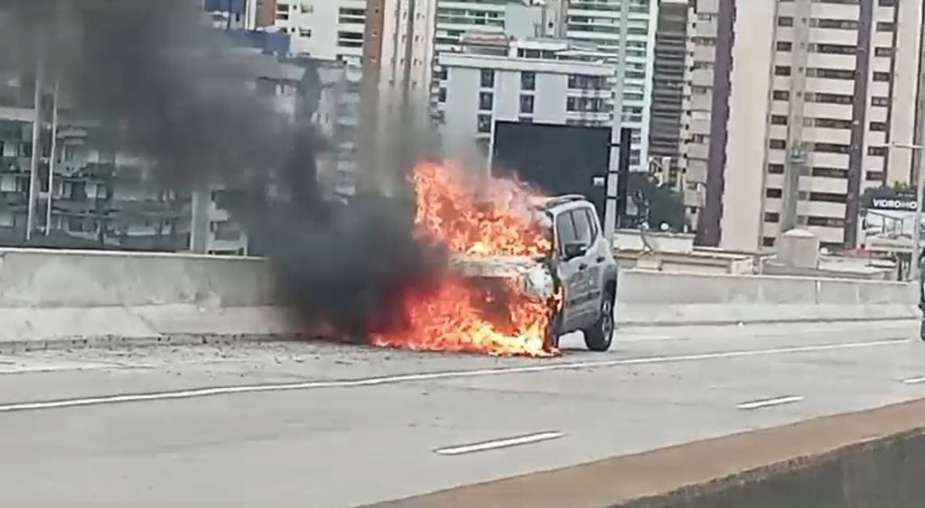O carro pegou fogo quando trafegava pela Terceira Ponte. Foto: Divulgação