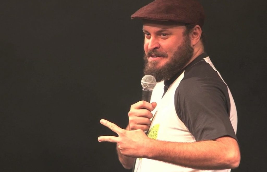 Paulinho Serra em espetáculo. Foto: Reprodução/Youtube