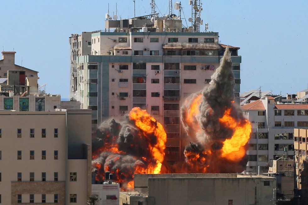 Edifícios estão sendo bombardeados desde sábado. Foto: Ashraf Abu Amrah/Reuters