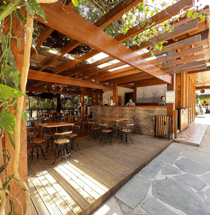 Grecco Brewery is located in the Venda Nova do Imigrate area and has a space surrounded by nature with beer taps in the background.