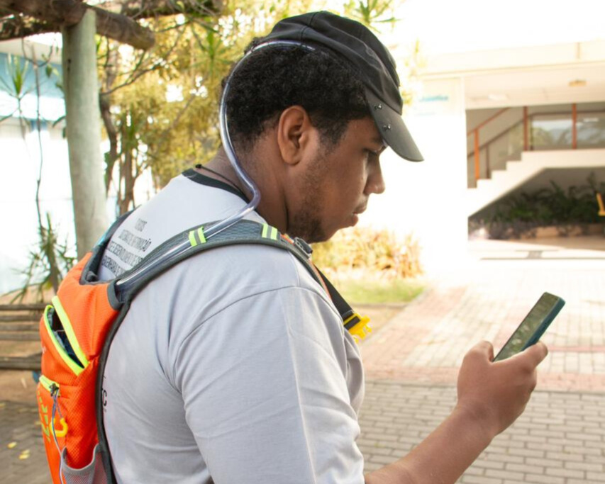 Estudantes da faculdade UCL criam boné e garrafa de água automatizados para refrescar corredores. Foto: Divulgação