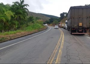 Carros parados por conta do acidente ocorrido em João Neiva. 