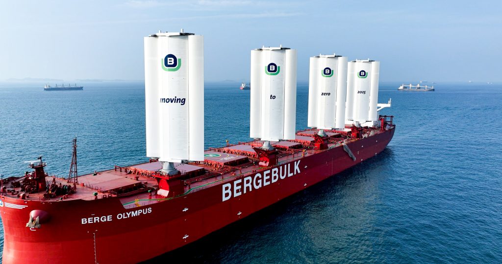 Navio Berge Olympus, um graneleiro Newcastlemax adaptado e equipado com quatro velas rígidas. Foto: Divulgação