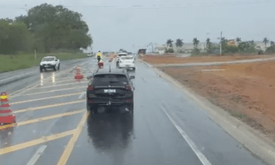 Pista molhada da BR-101, na Serra, com muitos carros e um acesso sem sinalização para a rodovia do Contorno do Mestre Álvaro