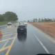 Pista molhada da BR-101, na Serra, com muitos carros e um acesso sem sinalização para a rodovia do Contorno do Mestre Álvaro