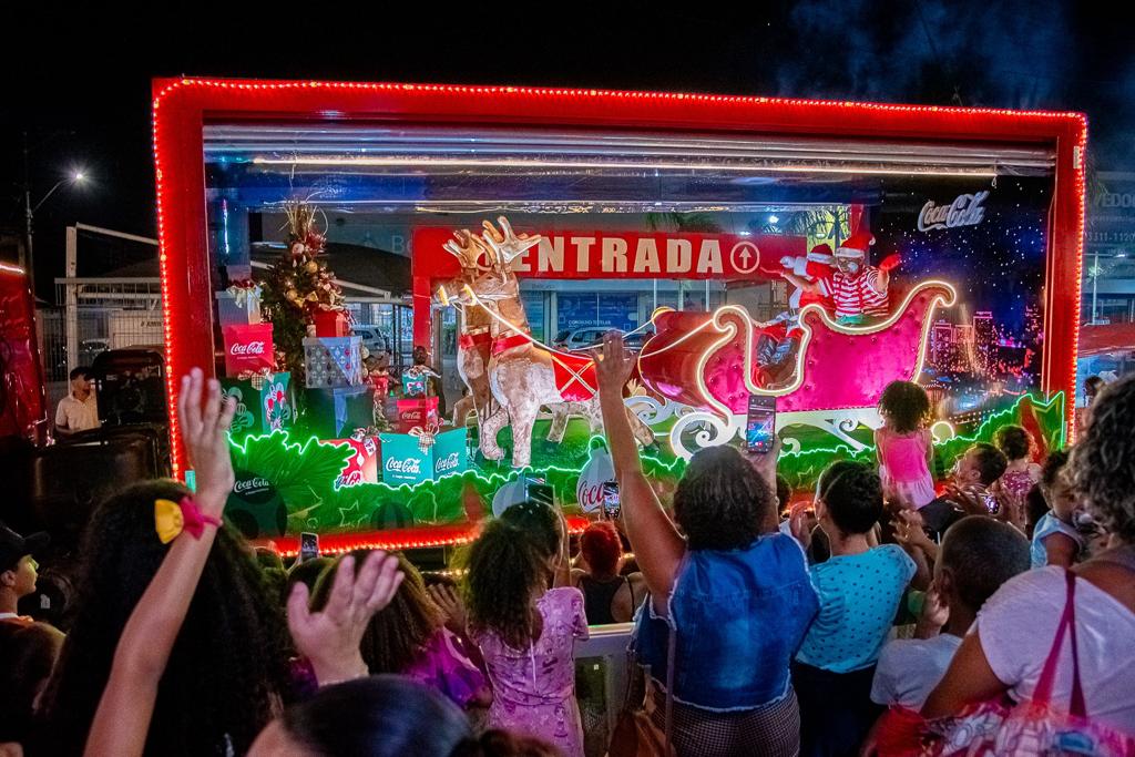 Um caminhão cenográfico da Caravana da Coca Cola todo decorado para representar a casa do Papai Noel.