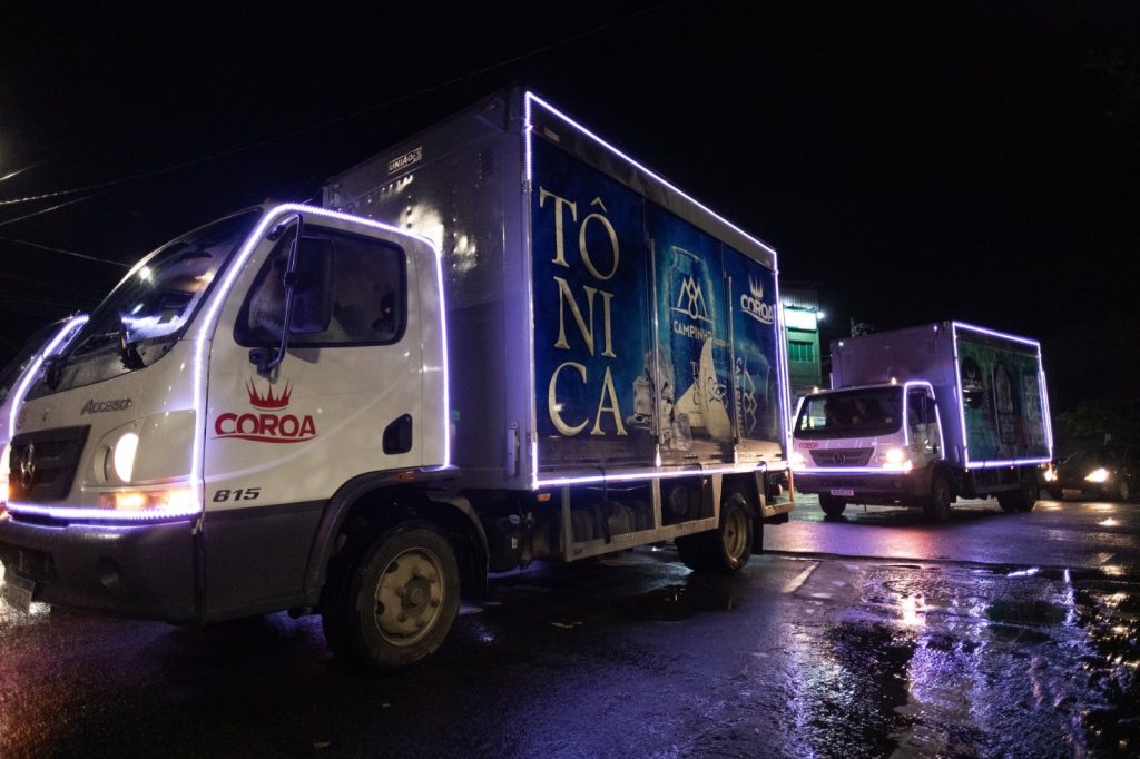 Caminhão de transporte de carga do Grupo Coroa com decoração e luzes para o Natal.