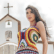 Igreja com modelo usando saída de praia de crochê colorida