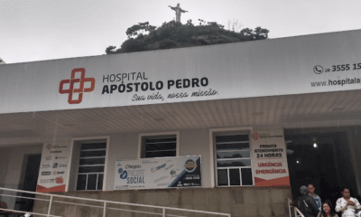 Fachada do Hospital Apóstolo Pedro, no Centro de Mimoso do Sul, com letreiro e o corrimão da rampa que da acesso à entrada