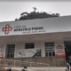 Fachada do Hospital Apóstolo Pedro, no Centro de Mimoso do Sul, com letreiro e o corrimão da rampa que da acesso à entrada