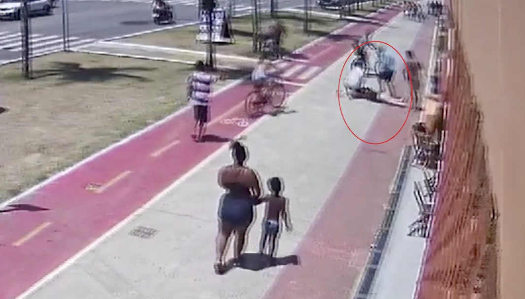 Mulher atingida por fragmento de poste na orla de Itaparica, em Vila Velha. Foto: Reprodução