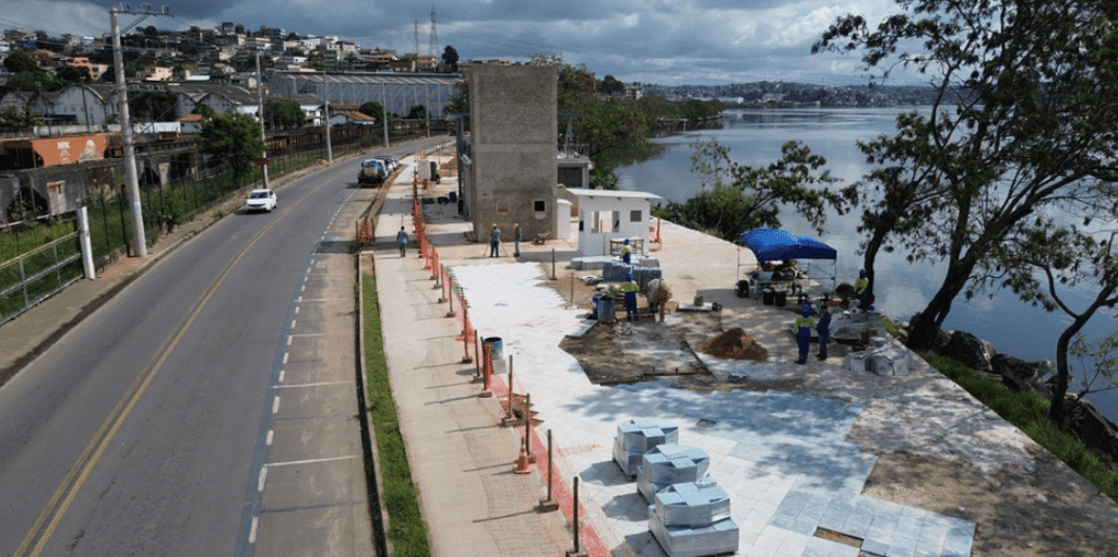 Nova orla de Cariacica em obras, com materiais de construção e o mar ao fundo